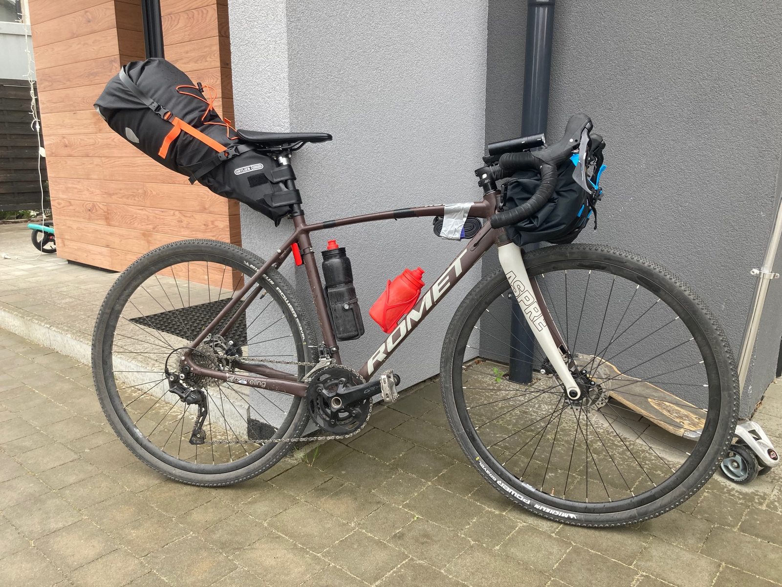 Gravel Romet Aspre z torbą podsiodłową i torbą na kierownicy, gotowy do drogi